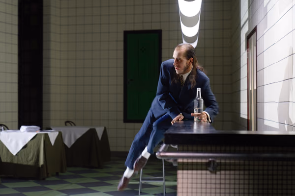 Leo Magnus de la Nuez som Advokaten i «Et drømmespill», Rogaland Teater 2020 / Leo Magnus de la Nuez as the Lawyer in «Et drømmespill», Rogaland Teater 2020