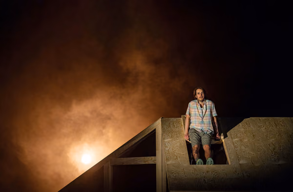 Leo Magnus de la Nuez som Olav i «Ikkje ein lyd», Det Norske Teatret 2025 / Leo Magnus de la Nuez as Olav in «Ikkje ein lyd», Det Norske Teatret 2025