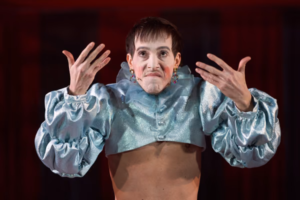 Leo Magnus de la Nuez som Mortimer i «Maria Stuart», Rogaland Teater 2021 / Leo Magnus de la Nuez as Mortimer in «Maria Stuart», Rogaland Teater 2021